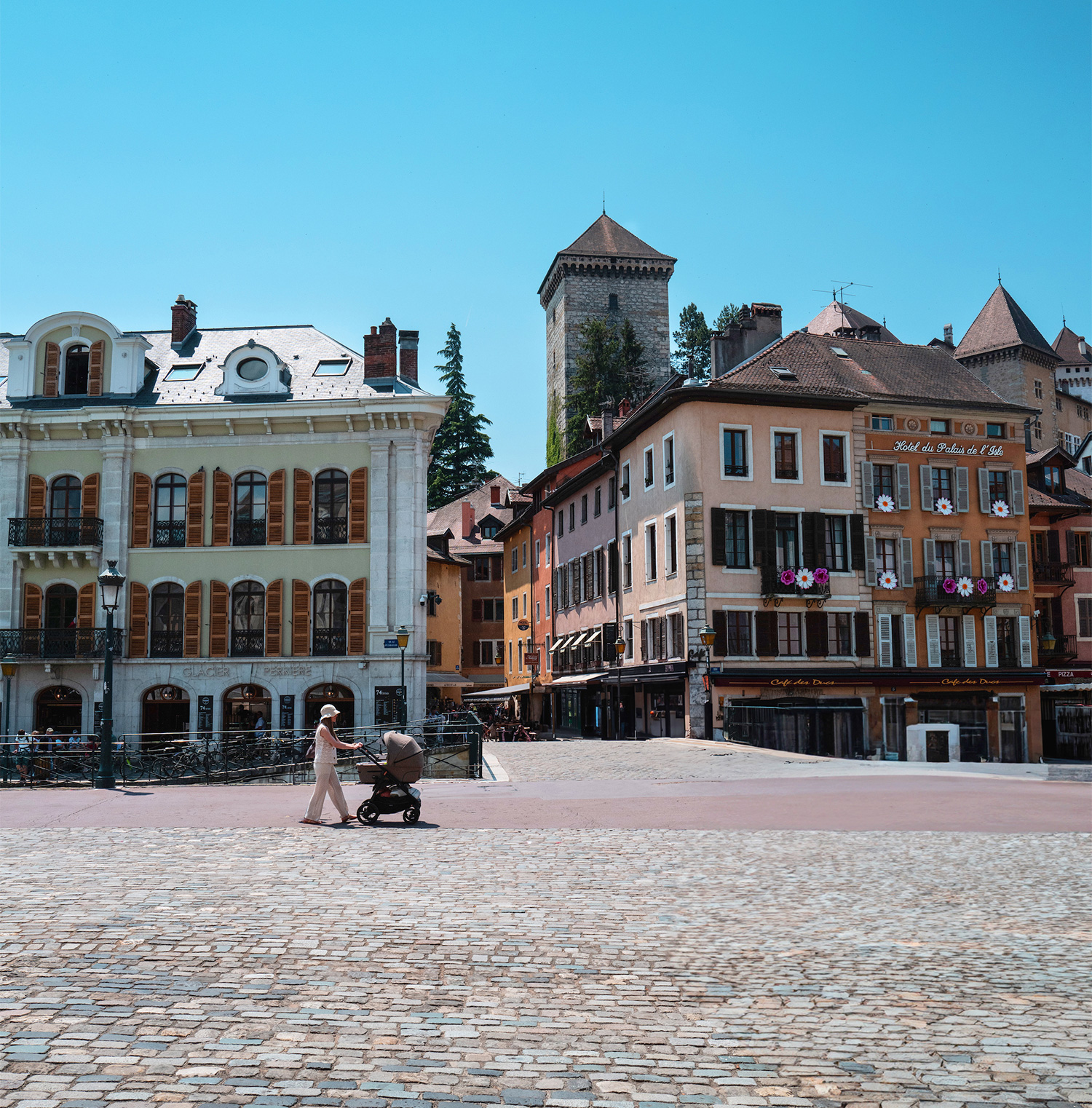 Le Glacier Le Diamant est situé au cœur de la vieille ville d'Annecy.