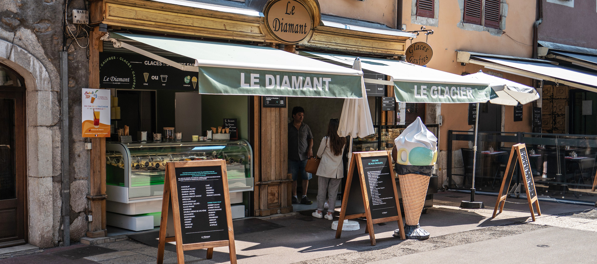 La devanture du Glacier Le Diamant au 5 rue Perrière au cœur d'Annecy